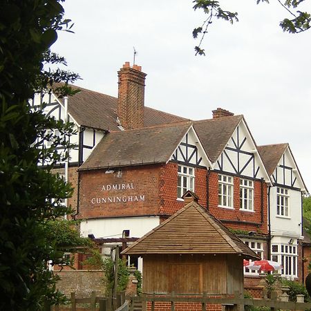 The Admiral Cunningham Hotel Бракнел Екстериор снимка